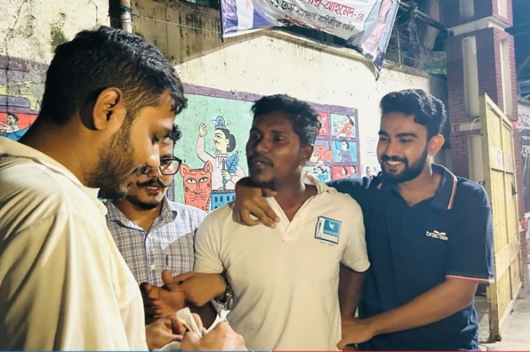 জবির গেটে নিষিদ্ধ ছাত্রলীগের নেতা আটক, ককটেল ও পোস্টার বহনের অভিযোগ